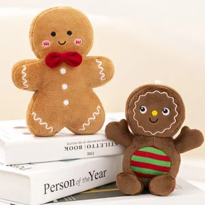 Adorables peluches bonhomme en pain d'épices sur des livres pour décoration de Noël