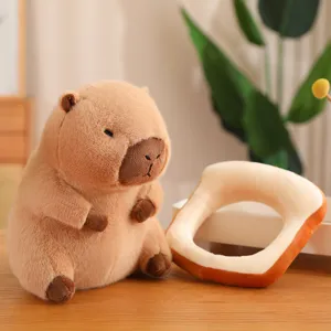 Schattige bruine capibara knuffel met een zacht geroosterd broodje op een tafel