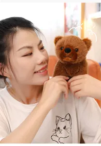 Jeune femme tenant un ours en peluche marron réaliste dans un cadre intérieur chaleureux