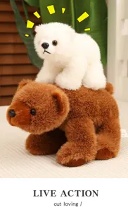 Gros plan détaillé de peluches réalistes d'ours polaire et brun en fourrure douce