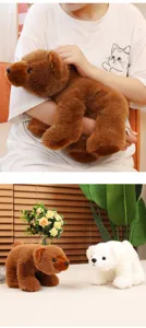 Vue détaillée de peluches réalistes d'ours brun et d'ours polaire dans un décor chaleureux