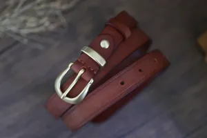 Casual γυναικεία δερμάτινη ζώνη σε vintage στυλ με μοναδική αγκράφα πέταλο σε καφέ χρώμα.