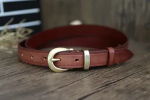 Λεπτομέρεια ζώνης από γνήσιο δέρμα ρετρό με πολυτελής αγκράφα πέταλου για γυναίκες.