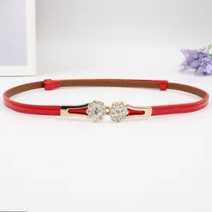 Eleganter roter schmaler Ledergürtel mit glitzernder Strassblumen Metallschnalle für Kleider