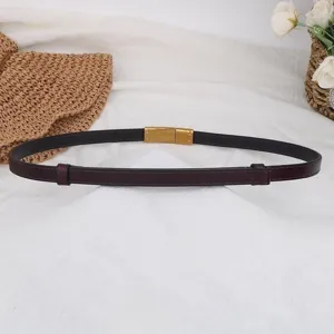 Cintura sottile in pelle da donna con fibbia in metallo dorato, elegante accessorio.