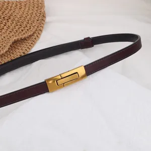 Cintura sottile in vera pelle da donna con fibbia dorata, perfetta per abiti e completi.
