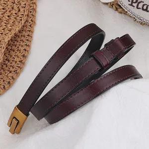 Cintura sottile in pelle marrone scuro, dettaglio fibbia metallica vintage per abito.
