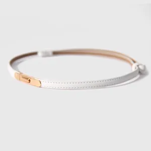 Minimalistischer weisser Lederguertel mit goldener Metallschnalle, elegantes Accessoire.