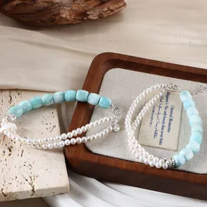 Detailansicht von Armbändern aus natürlichem Larimar und Süßwasserperlen auf einem Tablett