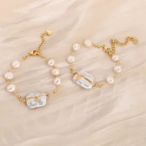 Detail eines vergoldeten Süßwasserperlen-Armbands mit Barockperle und Herzanhänger