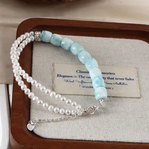 Detailansicht eines Armbands aus natürlichen blauen Larimar-Perlen und weißen Zuchtperlen.