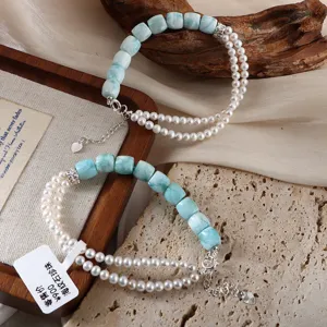 Detailansicht eines Armbands mit blauen Larimar-Steinen und weißen Süßwasserperlen