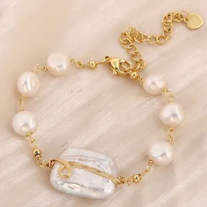 Detailaufnahme eines feinen Süßwasserperlenarmbands mit einer großen Barockperle.
