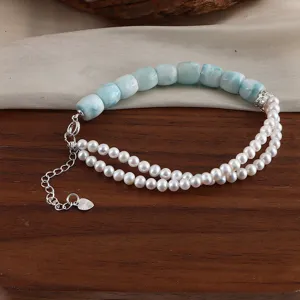 Detailansicht eines eleganten Armbands aus natürlichem Larimar und echten Süßwasserperlen