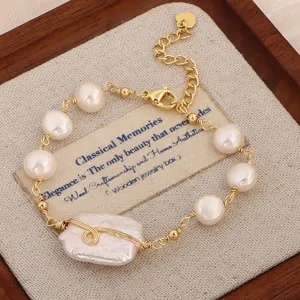 Detailansicht eines Süßwasserperlenarmbands mit großer Barockperle und Golddrahtwicklung