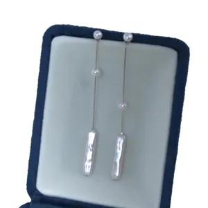 Elegante lange Tropfenohrringe mit weißen Barockperlen und dünnen minimalistischen Goldketten