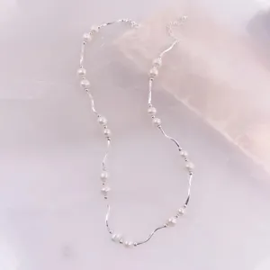Elegante französische Halskette mit unregelmäßigen Süßwasserperlen und Silberkette