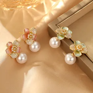 Elegante Perlenohrringe in Blumenform mit rosa und grünem Emaille und Kristallen