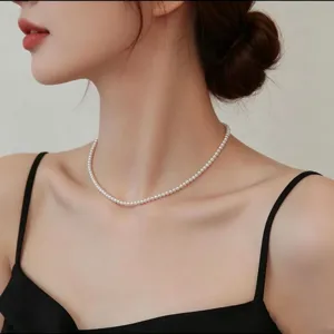 Collier ras du cou élégant en perles d'eau douce naturelles porté par un mannequin