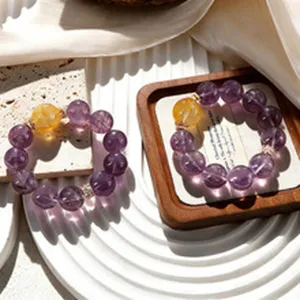 Natürliche 14mm Amethyst-Perlenarmbänder mit gelbem Akzent in Lifestyle-Umgebung