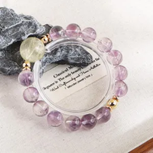 Makroansicht eines natürlichen 14-mm-Amethyst-Perlenarmband mit gelbem Kristallakzent.