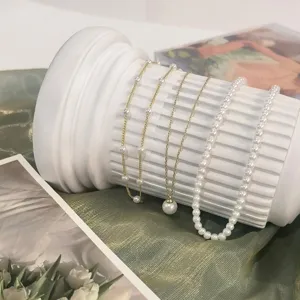 Detailansicht des dreiteiligen Kunstperlen-Halsketten-Sets mit Goldketten und Perlenstrang