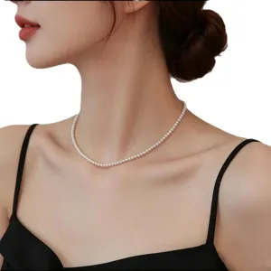 Collier ras du cou élégant en perles d'eau douce naturelles sur un modèle féminin