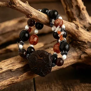 Detailansicht des Armbands aus Obsidian und Rauchquarz mit geschnitztem Fuchshänger