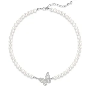 Elegante weiße Perlenkette mit einem kristallbesetzten Schmetterlingsanhänger auf weißem Grund.