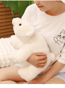Vue détaillée d'une peluche d'ours polaire douce tenue pour montrer sa taille réelle