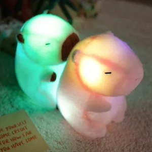 Detailweergave van gloeiende Capybara-knuffels met zachte groene en roze LED-nachtlampjes