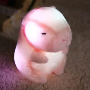 Gedetailleerde macro-opname van een schattige capibara knuffel met zacht LED-licht