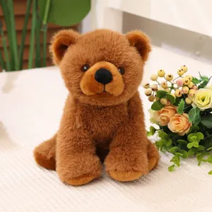 Détail d'un ours en peluche marron doux avec une texture de fourrure réaliste