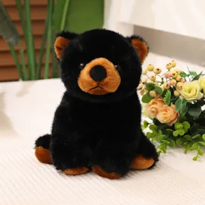 Gros plan de la peluche réaliste d'ours noir avec une fourrure douce et détails
