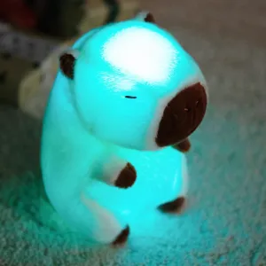 Macroweergave van een lichtgevende capibara knuffel met heldere cyaan LED-verlichting