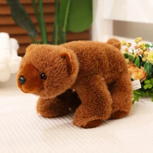 Vue détaillée de la peluche réaliste d'ours brun avec une texture de fourrure douce