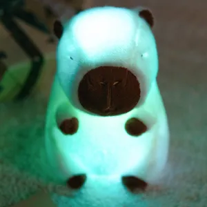 Close-up van een lichtgevende Capybara pluche met groen LED-lichteffect