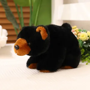 Gros plan détaillé d'une peluche d'ours noir réaliste avec une fourrure très douce