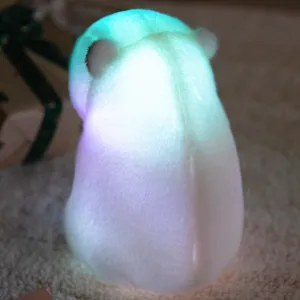 Detailweergave van Capybara knuffel met intern meerkleurig LED-lichtgevend effect