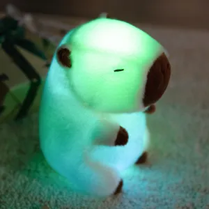 Detailopname van een lichtgevende capibara knuffel met groen LED-licht in donker