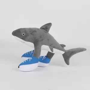 Peluche creativo squalo Sahur con gambe umane e scarpe da ginnastica blu vista dettaglio