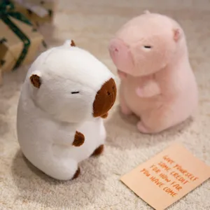 Gedetailleerd overzicht van schattige witte en roze capibara knuffels met zachte, pluizige vacht