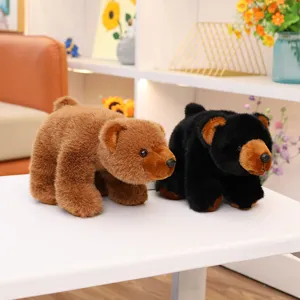 Vue détaillée de peluches d'ours réalistes marron et noir sur une table blanche propre