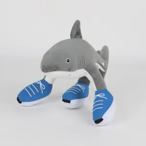 Dettaglio del peluche squalo grigio con scarpe da ginnastica blu Tung Tung Tung Sahur