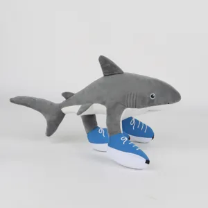 Divertente peluche squalo Sahur con gambe e scarpe blu, morbido pupazzo grigio.