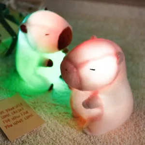 Gedetailleerd overzicht van twee gloeiende capibara knuffels met zacht gekleurd LED-licht