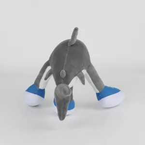 Vista posteriore del peluche Sahur con pinne di squalo e scarpe blu