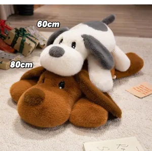 Vue détaillée de deux peluches chiens de 60cm et 80cm à la texture douce