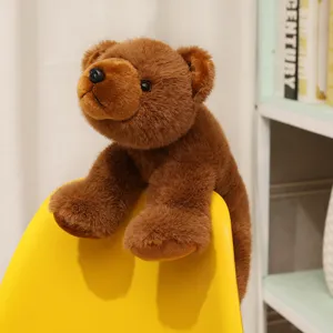 Gros plan d'un ours en peluche marron doux montrant la texture du pelage
