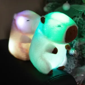 Detailopname van een lichtgevende capibara knuffel met zachte blauwe LED-verlichting